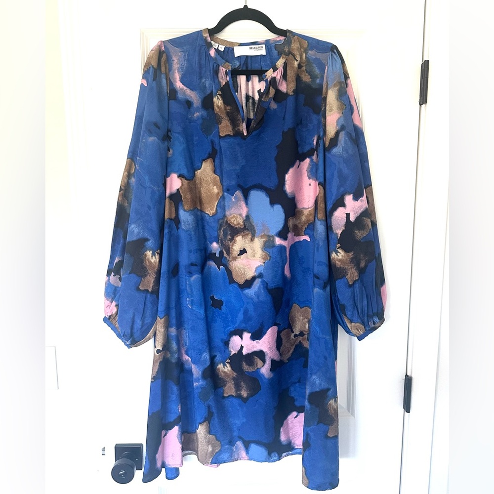 NWT Selected Femme dress in vibrant floral print. Size 40. Fits 10-14